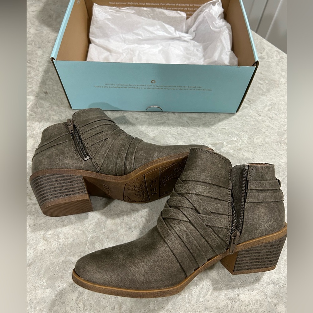 New in Box size 7-1/2 M Brown Women's Ankle Boots by Lifestride